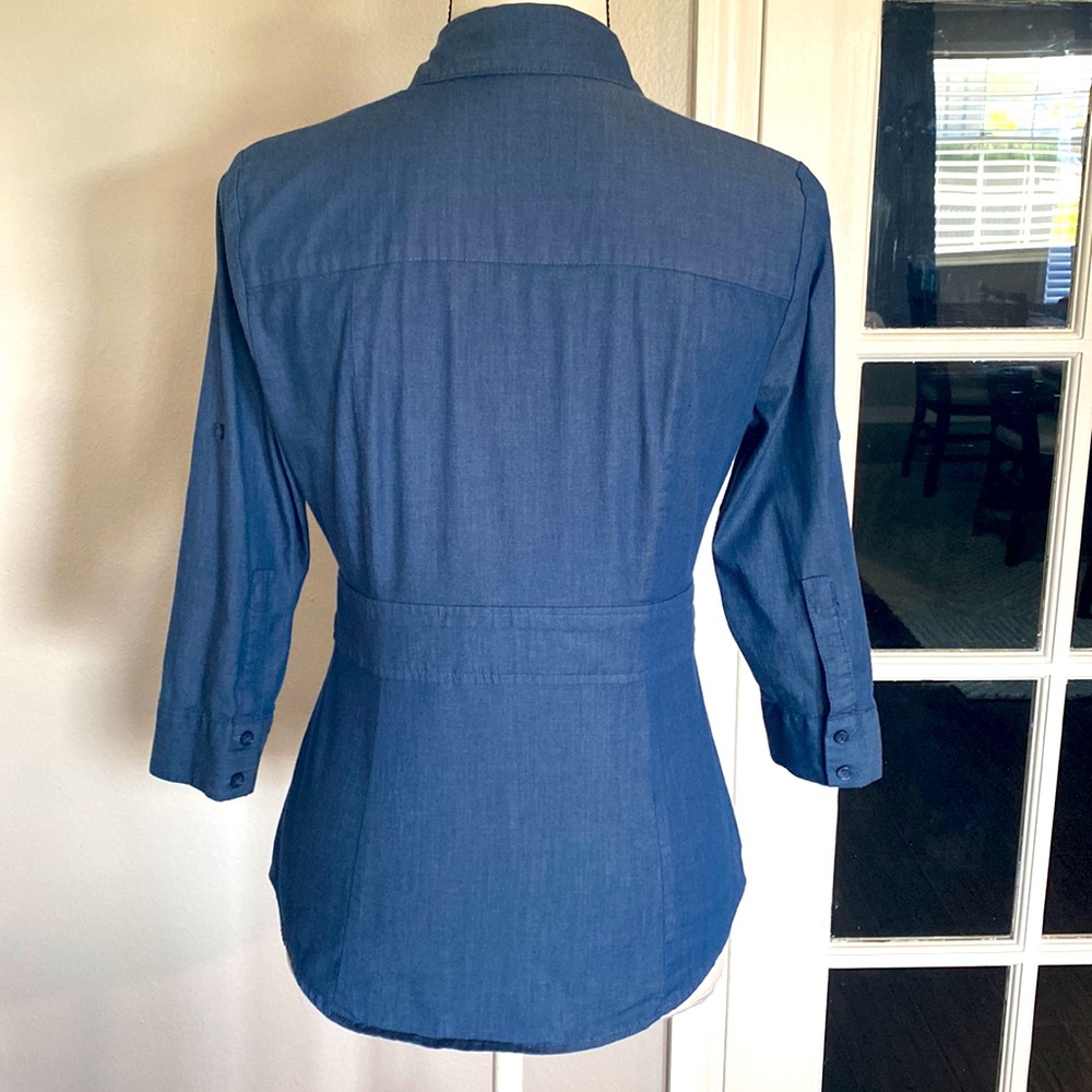 New York & Co. Blue Fitted Stretch Chambray Shirt 3/4 Length Sleeve (Size XS) - Picture 6 of 9
